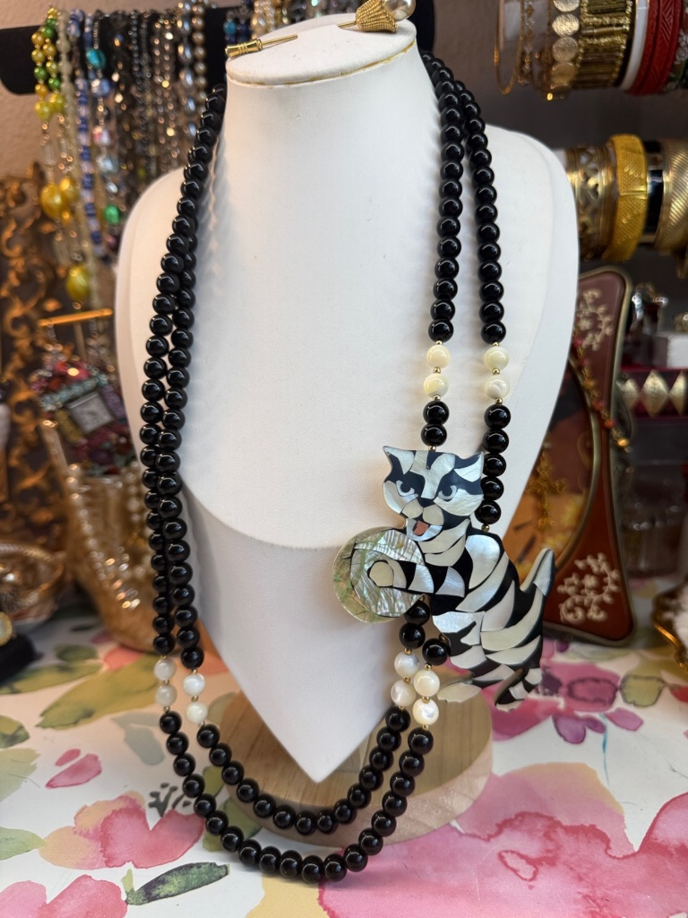 Vintage Sands Black & White Cat Mother Pearl Pendant Bead Necklace